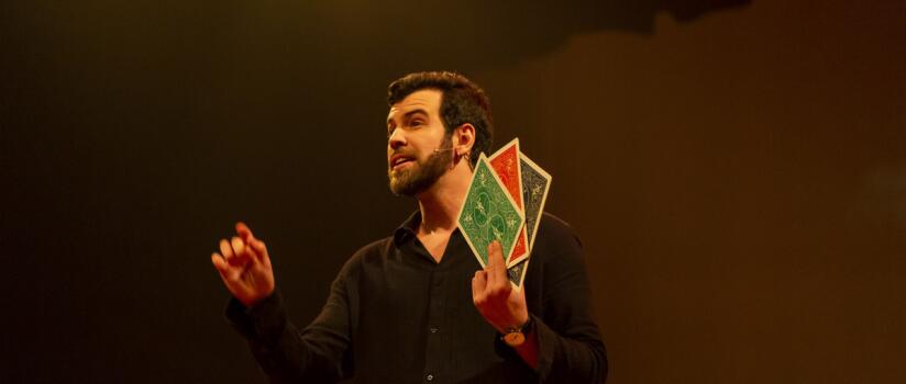 Novo show de ilusionismo de Lucas Toledo chega a Sala Nelson