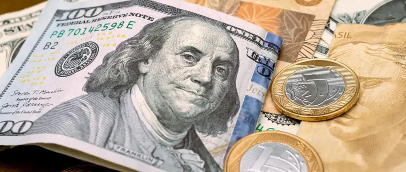 Dólar fecha em alta e Bolsa tem forte queda com isenção do IR no Brasil e 'shutdown' dos EUA