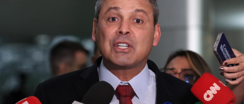 Lindbergh aciona STF contra Flávio Bolsonaro por 'post' que sugere ataque a embarcações no RJ - Jornal de Brasília