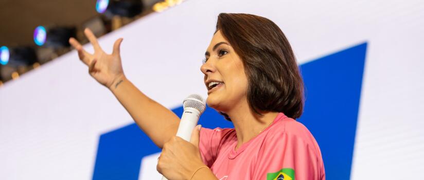 Michelle critica Lula por buscar cristãos e cobra esquerda a ser 'socialista raiz como Mujica'