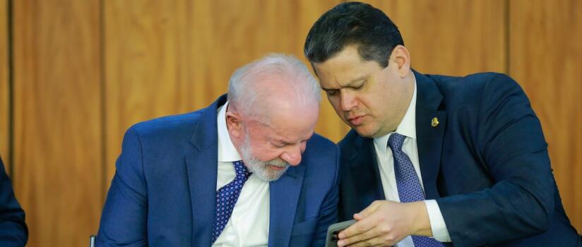 Alcolumbre, o político que mais negocia cargos e emendas com Lula e quer emplacar um ministro do STF