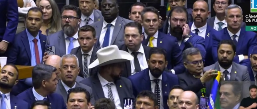 Câmara aprova urgência para projeto de anistia que beneficia Bolsonaro e condenados no STF