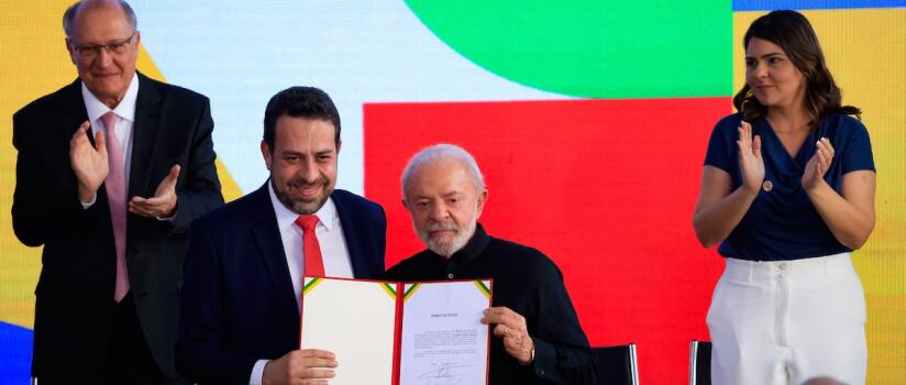 Boulos é saudado por militantes como sucessor de Lula, com refrão usado em campanhas do petista