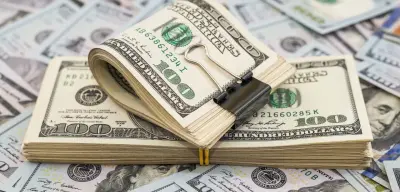 Dólar fecha estável com corte de juros nos EUA; Bolsa bate novo recorde