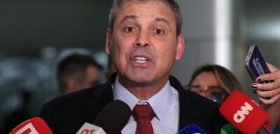 Lindbergh aciona STF contra Flávio Bolsonaro por 'post' que sugere ataque a embarcações no RJ - Jornal de Brasília