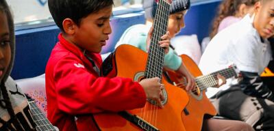 Caixa Zezinho: projeto da Casa do Zezinho já beneficia 500 crianças e jovens com aulas gratuitas de música