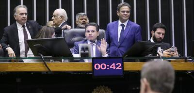 Governo se recupera de derrota e retoma parte das medidas da MP do IOF em votação na Câmara