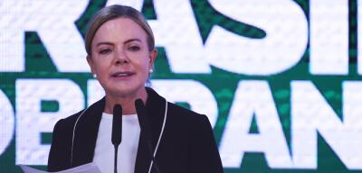 Governo optou por esperar volta de Lula antes de enviar Lewandowski ao Rio, diz Gleisi